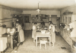 Junge Frauen in der Küche des Obstgartens, Rombach, 1923